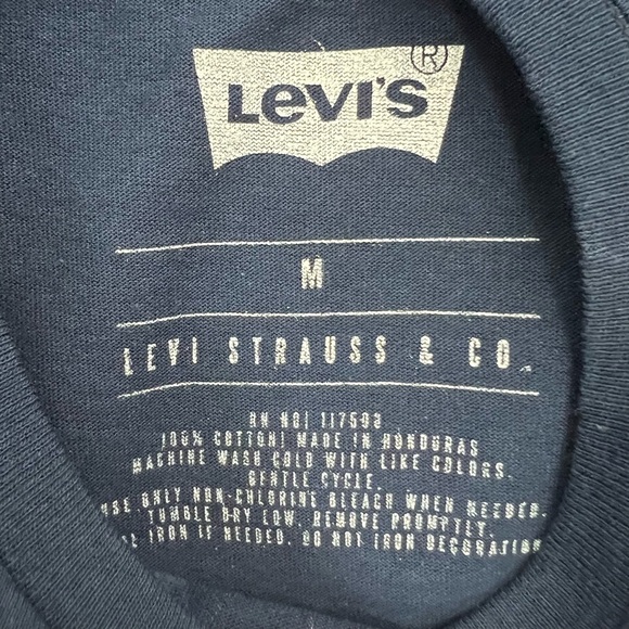 NWT LEVI’S STRAUSS Men’s Pullover Tee Shirt Sz Medium Blue W/Multi Color Graphic - Picture 4 of 8